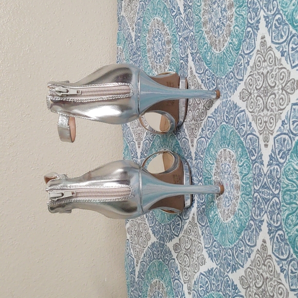 🤍LIKE NEW🤍 SEXY Silver Patent, Open-Toe, Ankle Strap Heels - Picture 4 of 5